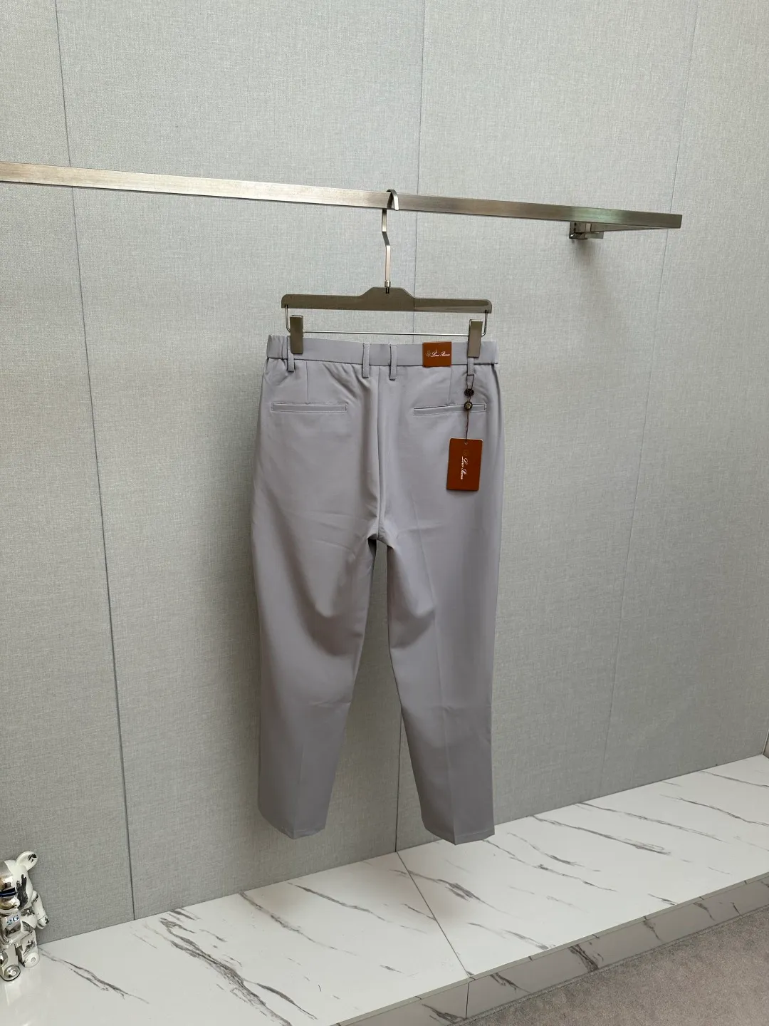 LP spring and summer New Arrival men's casual trousers, the final channel product has appeared! ! Simultaneous sales at the counter! It is no exaggeration to say that these trousers are products from the original OEM channel, not bragging about the original OEM. They are completely products from the domestic ready-to-wear OEM factory officially authorized by Ermenegildo Zegna! Therefore, the quantity and size are extremely scarce, so if you grab it, you will make a profit! The best pantsuits ever officially unveiled! ! ! ! ! ! It has always been one of the must-have accessories for successful business people! The brand's high-end style and powerful aura are not something that everyone can easily overcome. No matter what season the styles are, they are all standard styles! However, the fabric style is between business casual and daily wear. Customized original hardware and logo accessories! To be able to design a pair of trousers so suitable for the public, we can only focus on men's business casual wear. Whether you are wearing it for casual occasions or business occasions, this style can be matched just right. To wear it, you must wear it well and be able to wear it according to your own taste! Pants that give yourself unlimited bonus points! Size: 29-38